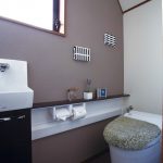 古民家イメージの家のカラーに合わせたトイレ