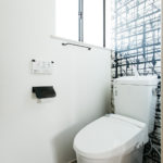 ２Fトイレ／正面の壁紙にポイントを絞りスッキリと清潔感のある空間に。